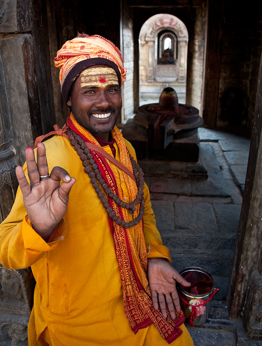 A sadhu (hindu holy man) greets me in front of the famous hall of mirrors, an optical illusion created by successive temple doors...